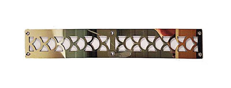 Découpe laser sur-mesure d'une grille d'aération motif Art-Déco en laiton poli 
