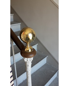 Boule d'escalier ronde en laiton poli