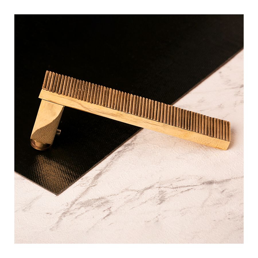 Poignée rectangle striée en laiton