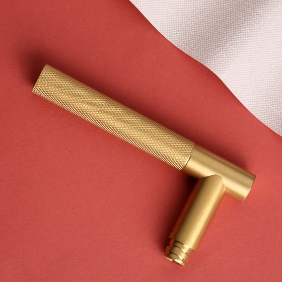 Poignée de porte moderne guilloché en laiton brossée