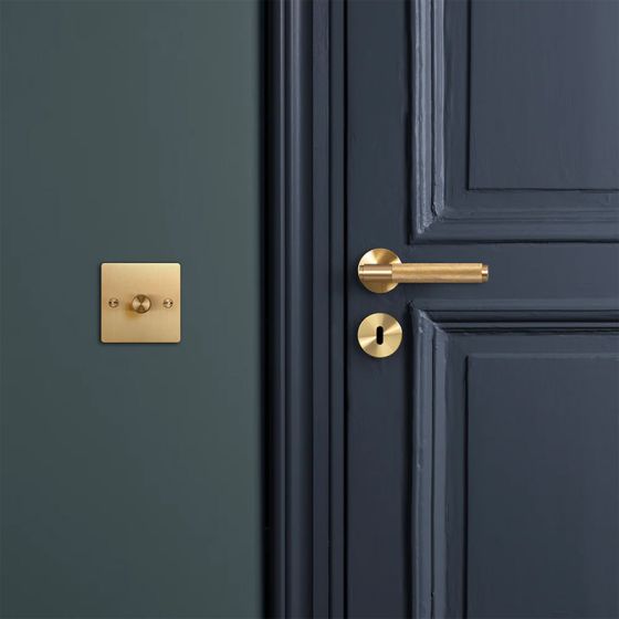 Poignée de porte moderne guilloché en laiton brossée