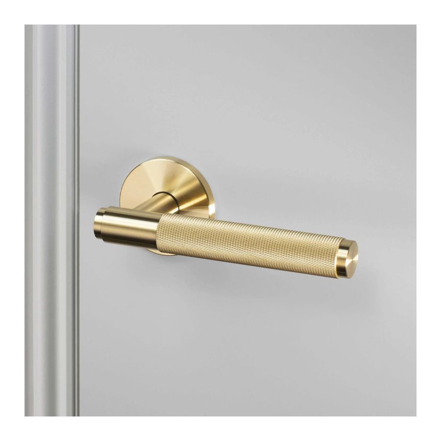 Poignée de porte moderne guilloché en laiton brossée