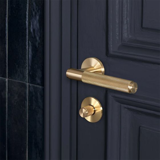 Poignée de porte moderne guilloché en laiton brossée