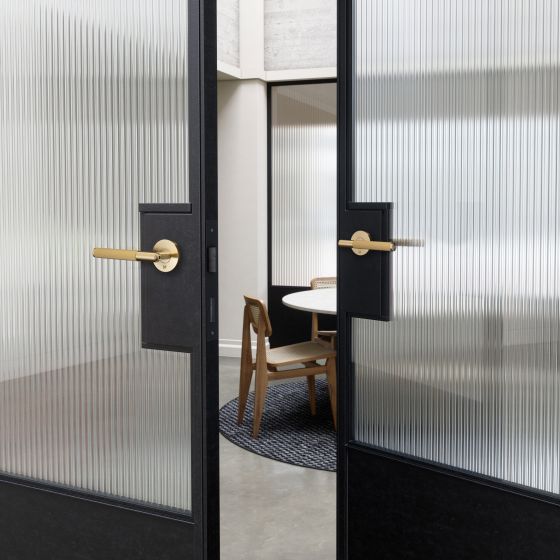 Poignée de porte moderne guilloché en laiton brossée