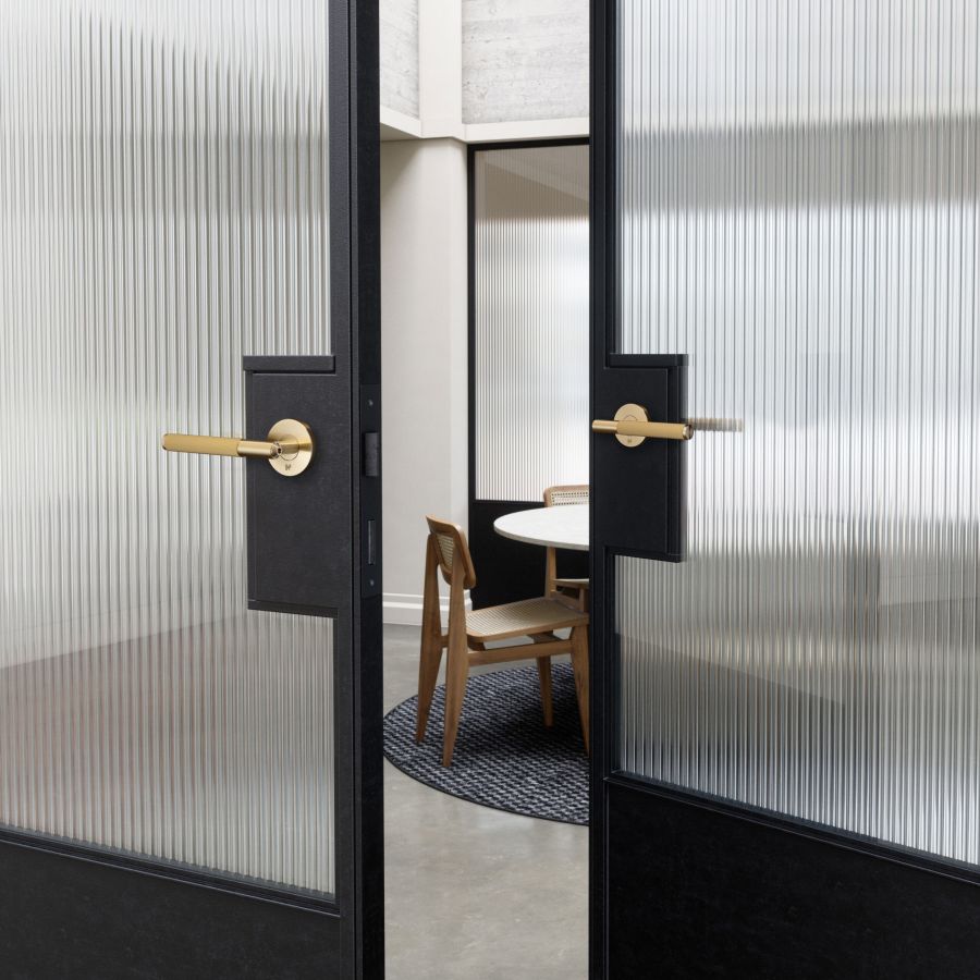 Poignée de porte moderne guilloché en laiton brossée