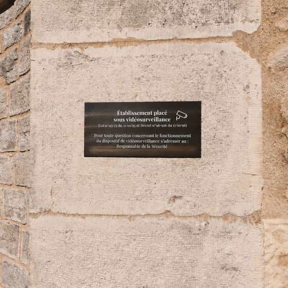 Signalétique sur mesure en laiton poli
