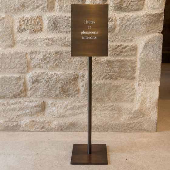 Signalétique sur mesure en laiton poli