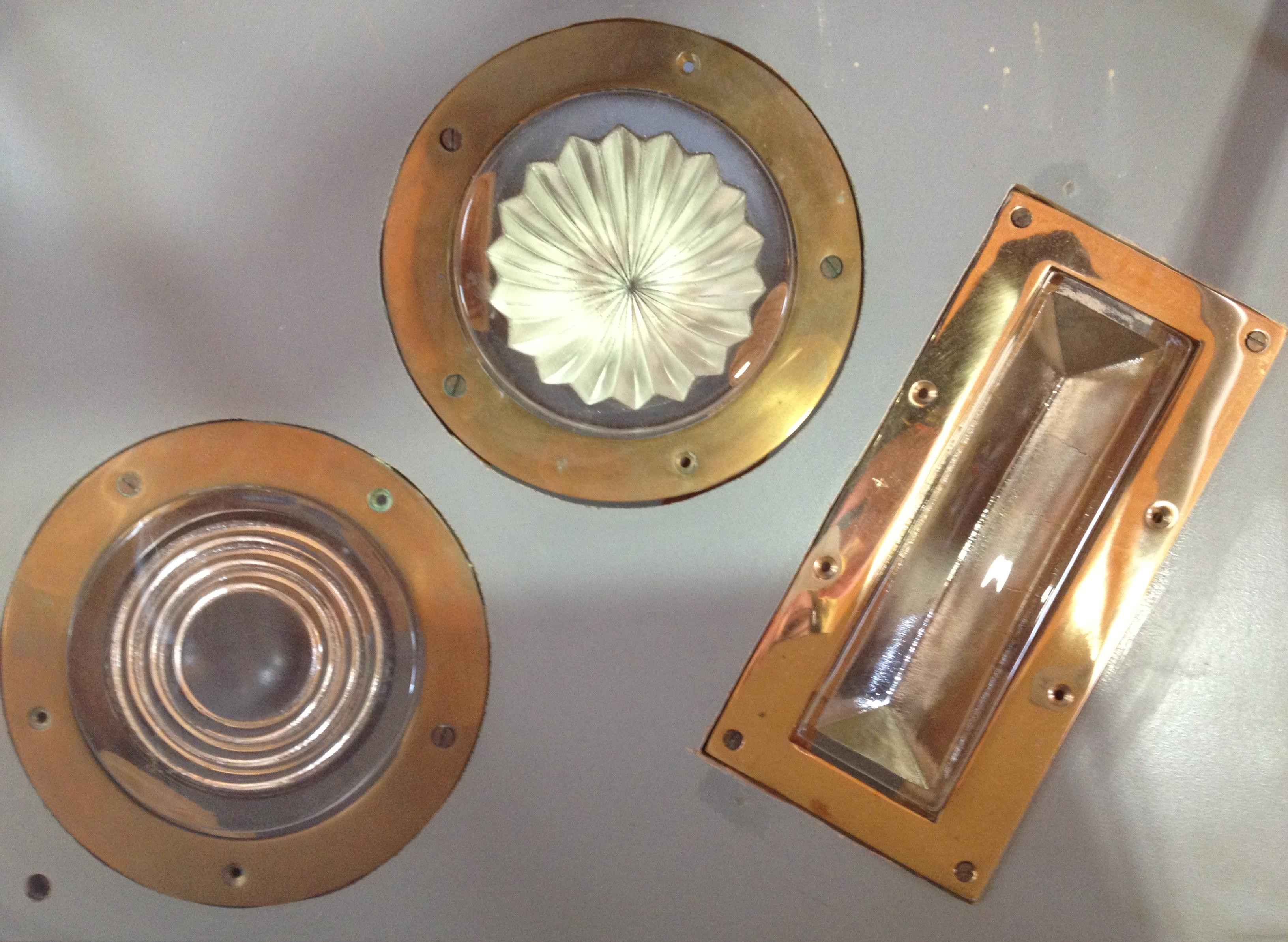 Prisme en verre diffusant la lumière naturelle dans une pièce